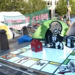 A globális Occupy tiltakozómozgalom a vagyon méltányosabb elosztásáért és a nagyvállalati kapzsiság ellen küzd.