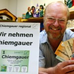 Joseph Stöckl német boltos büszkén mutatja a bajor "Chiemgauer" helyi pénz különböző címleteit Chiemsee-i boltjában. (AP)