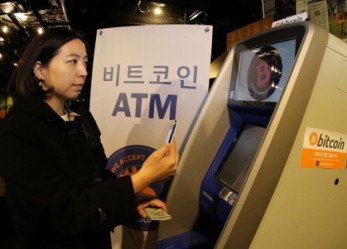 A hét képekben: sétáló bitcoin embléma, egy karikatúra, Jon Matonis és Szöulban az első Bitcoin ATM